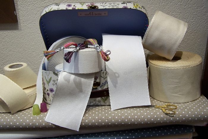 Bande à broder aida