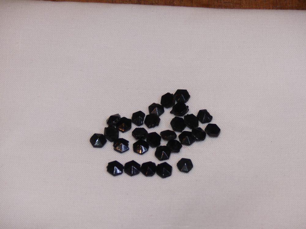 Perle hexagone en jais