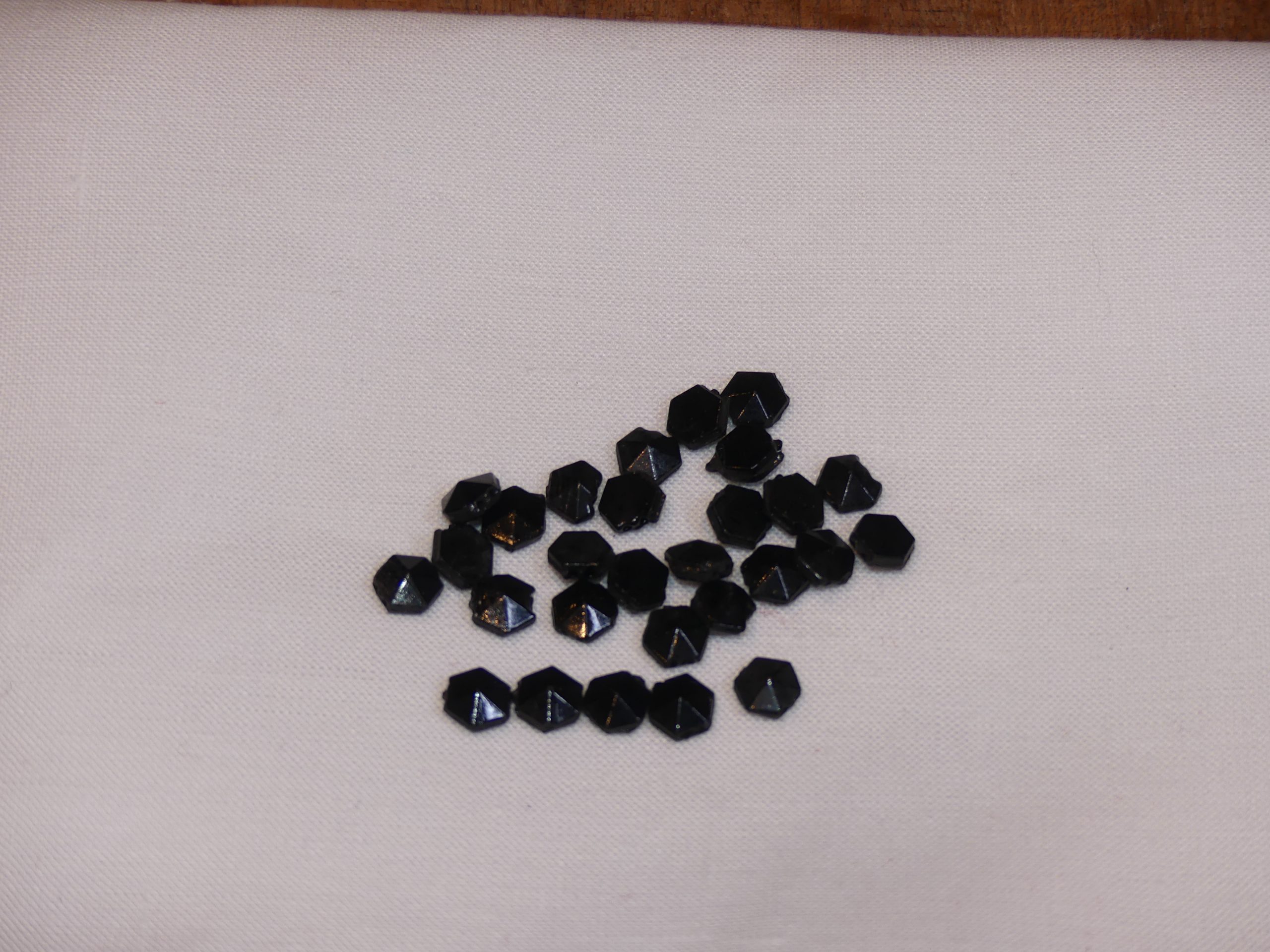 Perle hexagone en jais