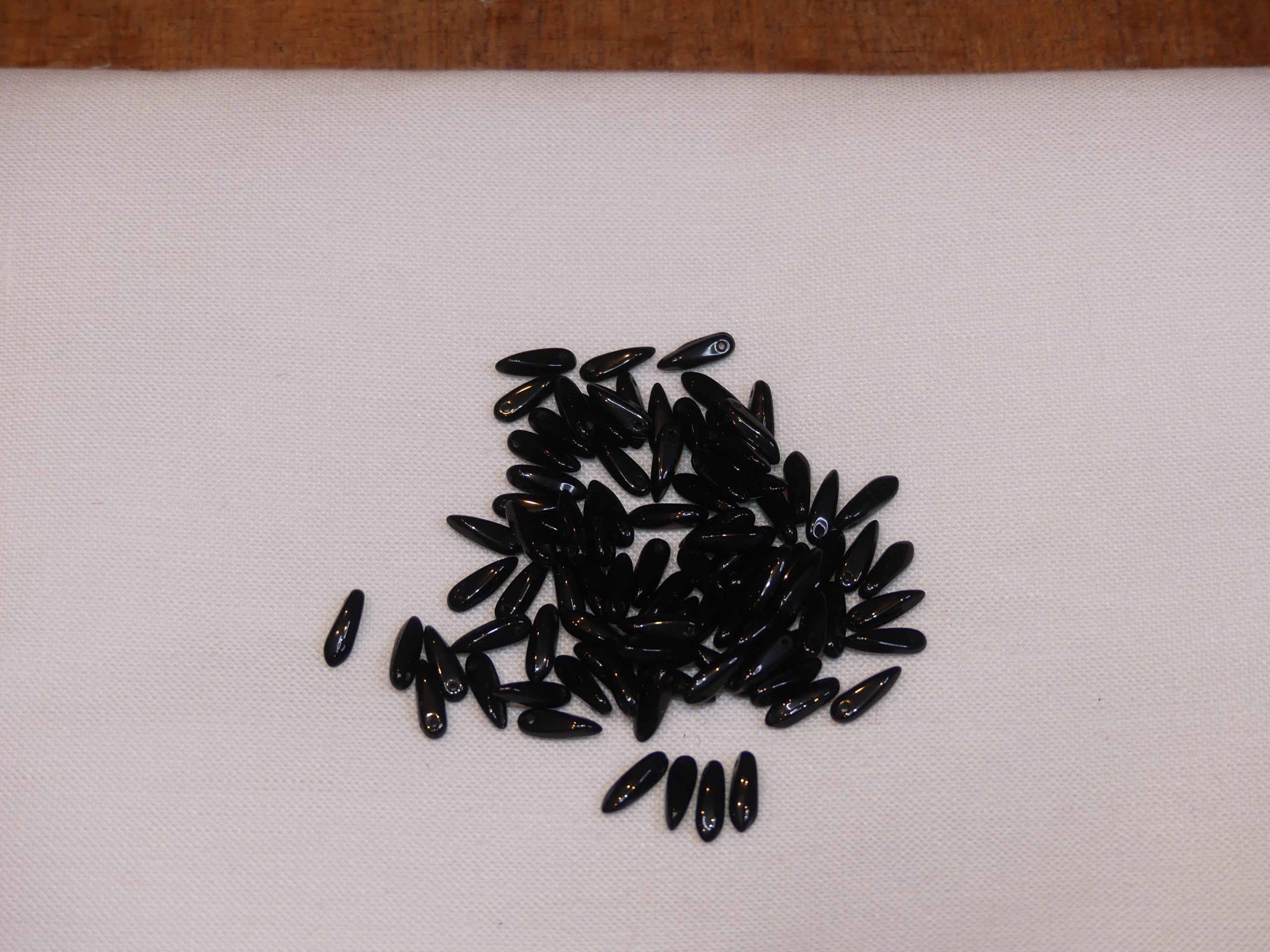 Perle goutte en jais