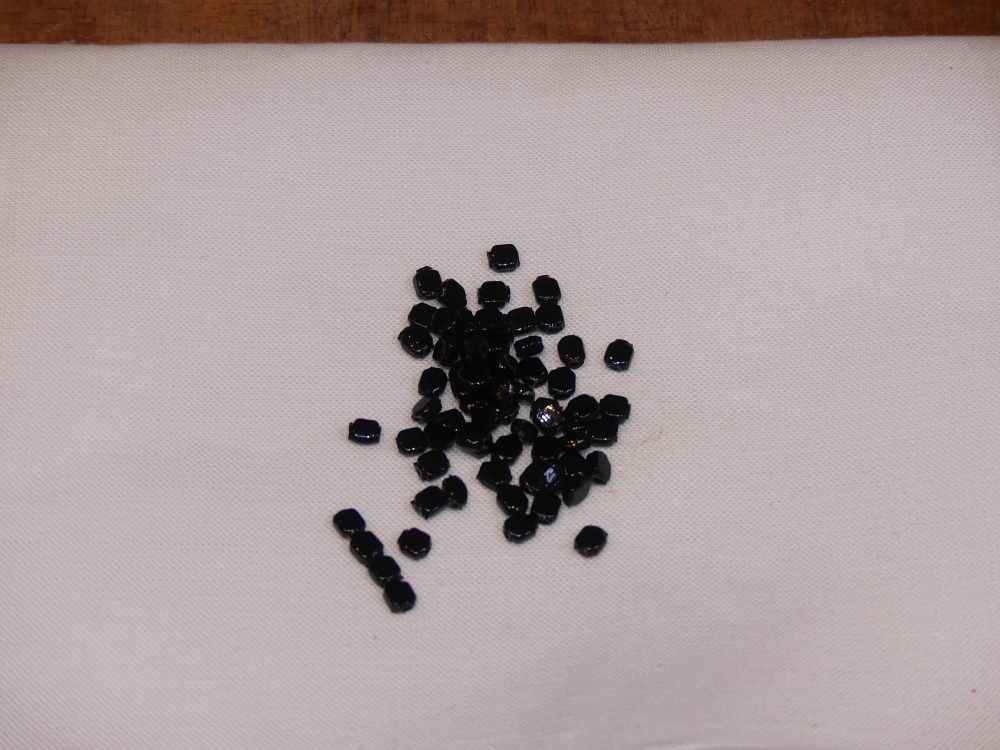 Perle carré en jais