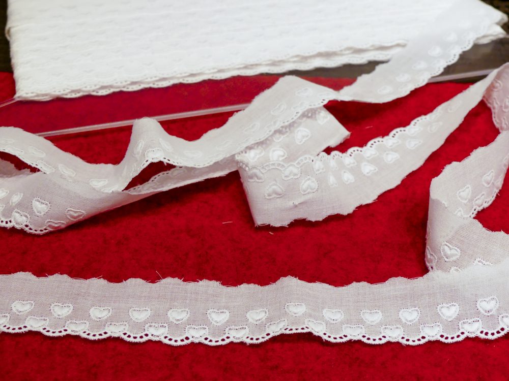 Dentelle broderie anglaise