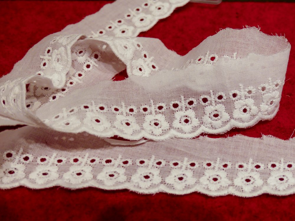 Dentelle broderie anglaise