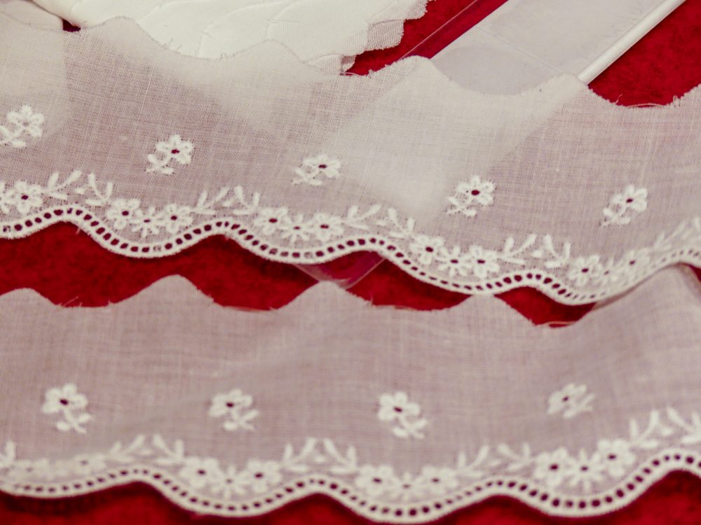 Dentelle broderie anglaise