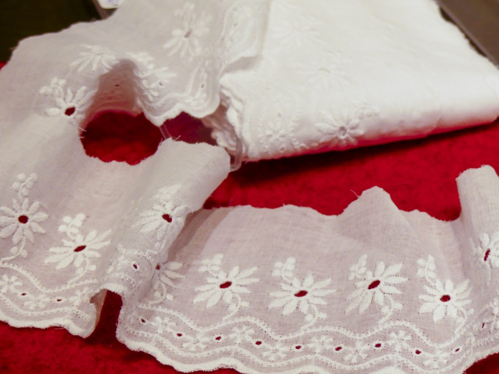 Dentelle broderie anglaise