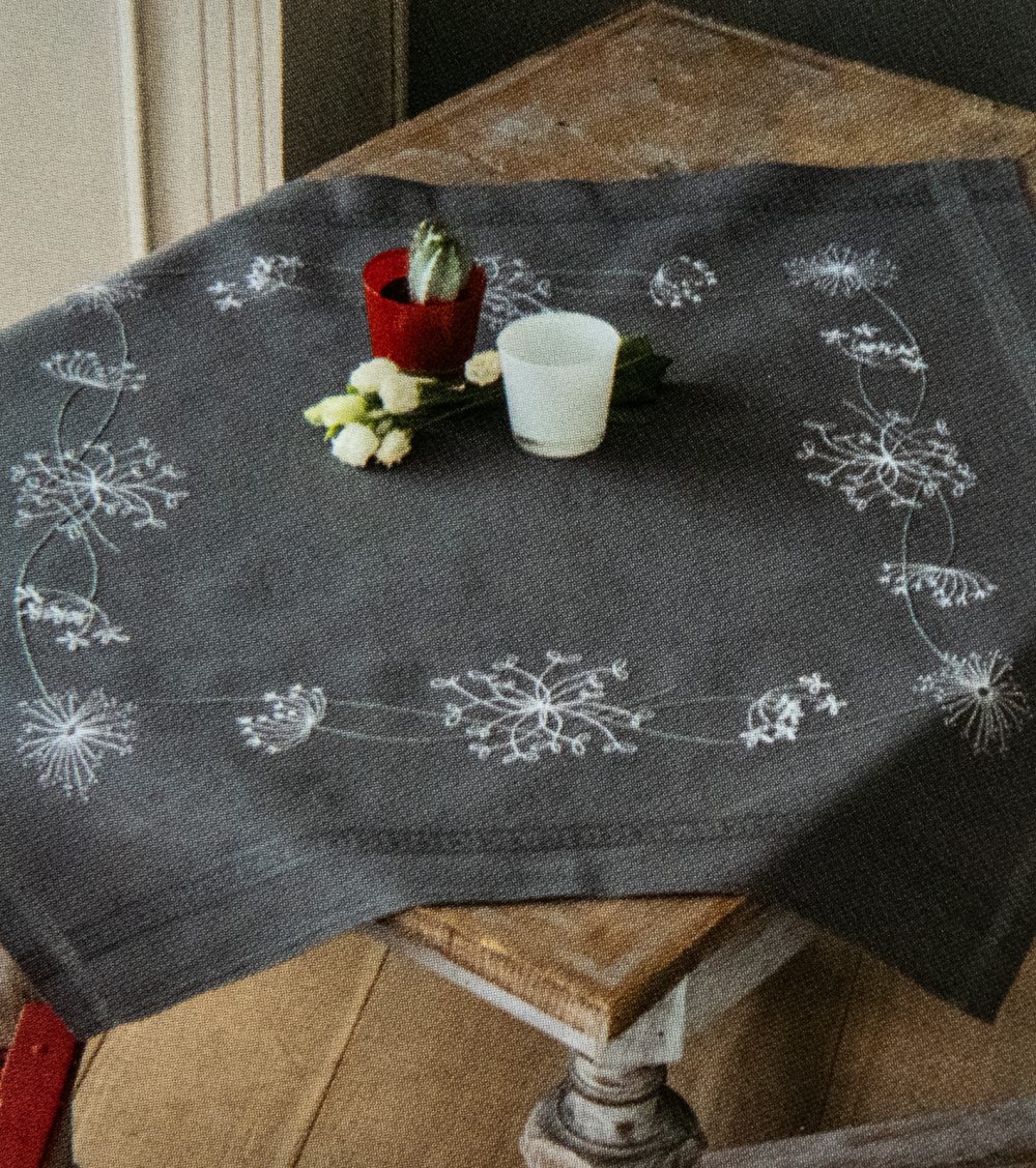 Nappe fleurs blanches