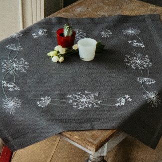 Nappe fleurs blanches