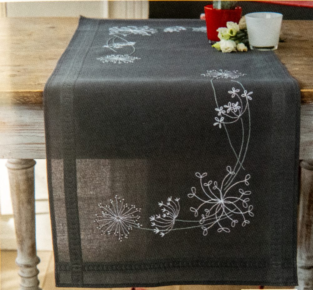 Chemin de table fleurs blanches