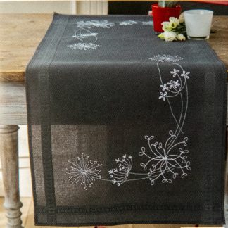 Chemin de table fleurs blanches