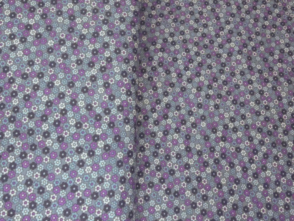 Tissu fleurs sur fond bleu