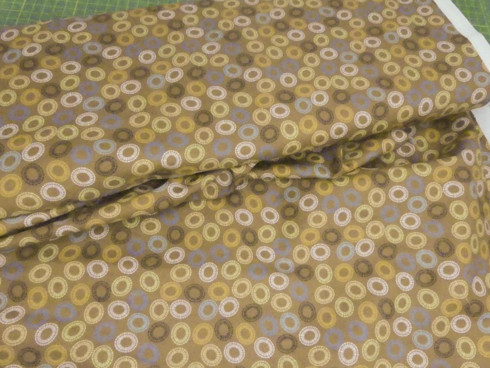 Tissu ronds sur fond marron