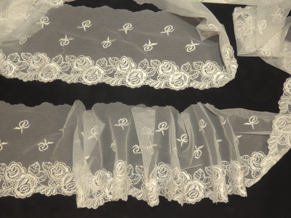 Dentelle fine blanche