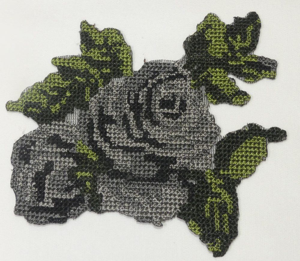 Écusson fleurs grises