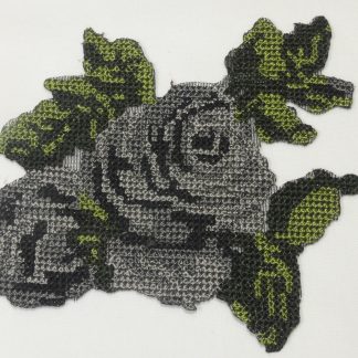 Écusson fleurs grises