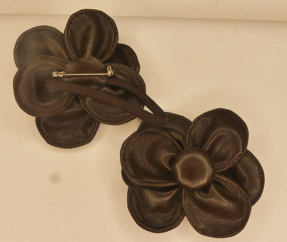 Broche fleur cuir