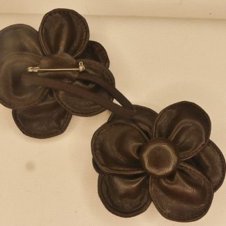 Broche fleur cuir