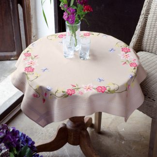 Fleurs roses avec papillons