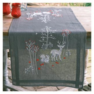 Chemin de table animaux de la forêt en hiver