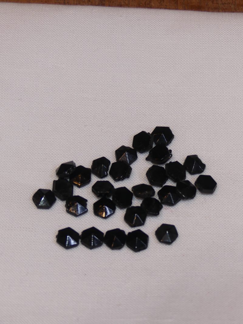 Perle hexagone en jais