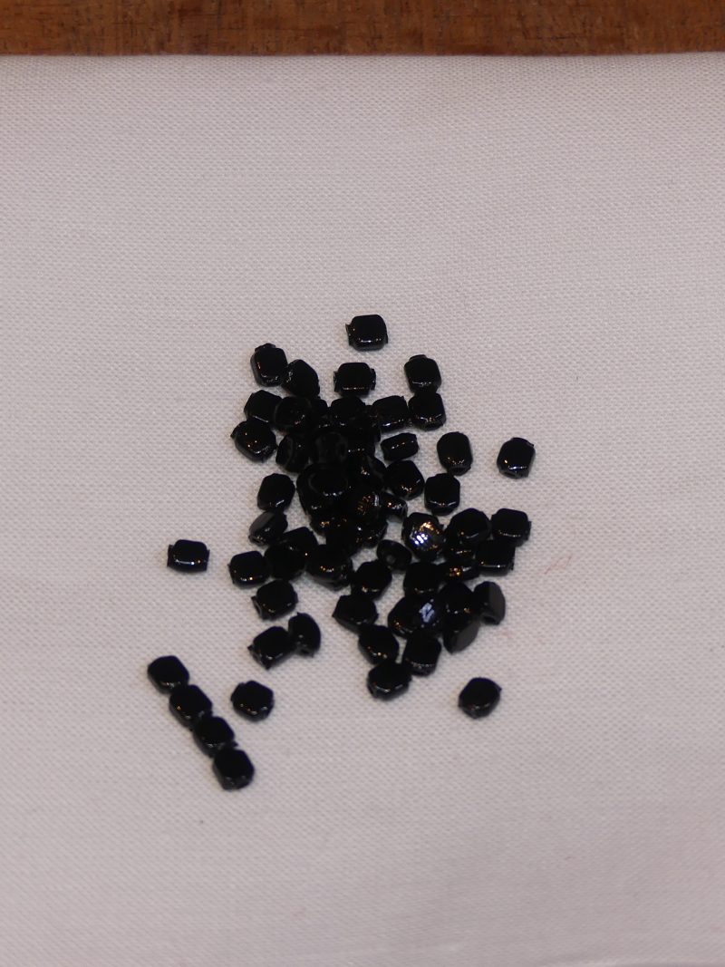 Perle carré en jais