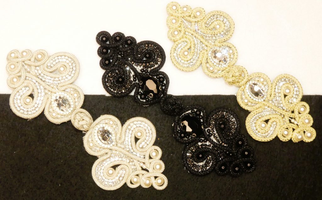 Brandebourg en tissu et perles