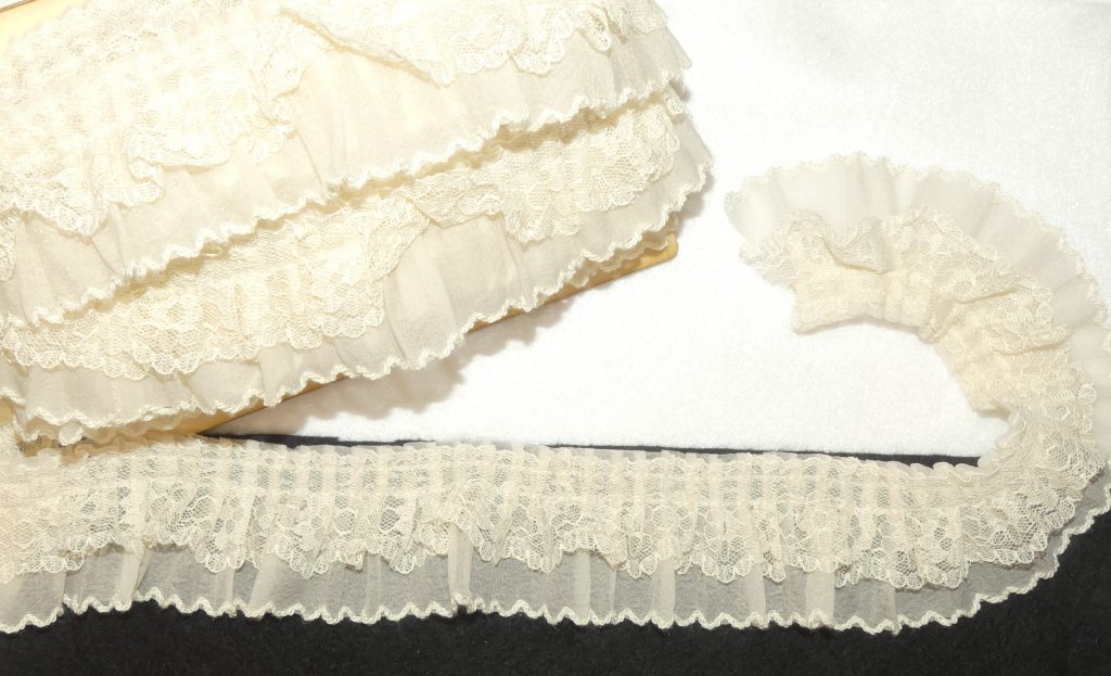 Dentelle fine plissée