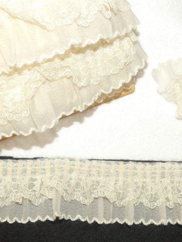 Dentelle fine plissée