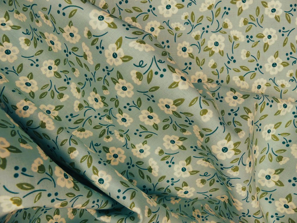 Tissu motif fleurs écru