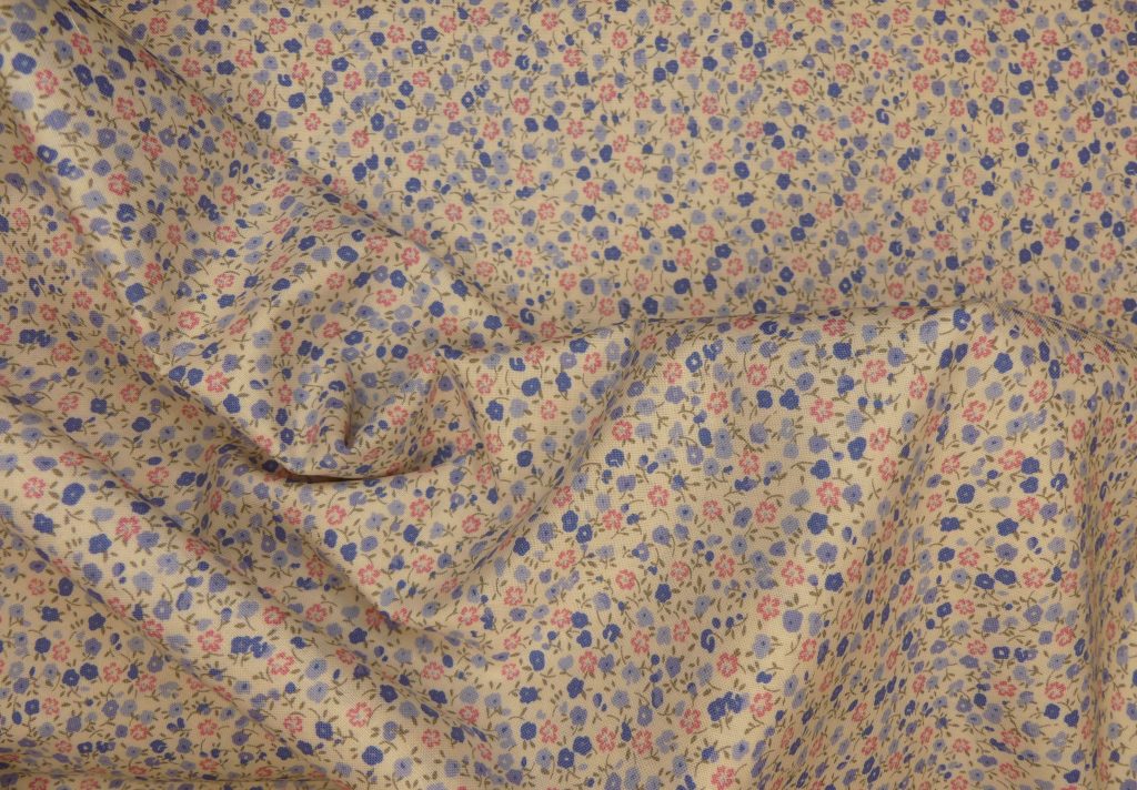 Tissu motif petites fleurs bleues et roses