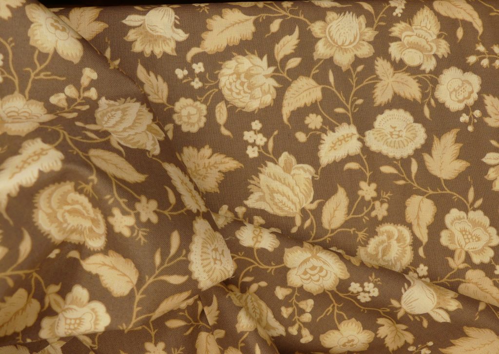 Tissu motif fleur beige