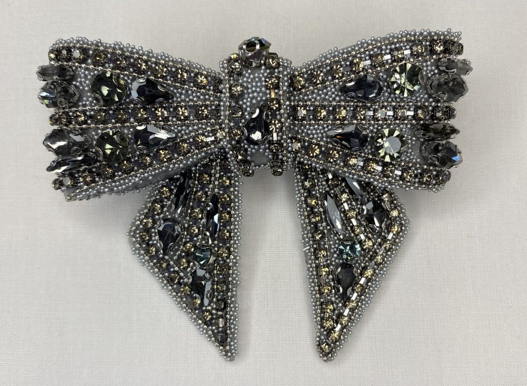 Broche nœud strass