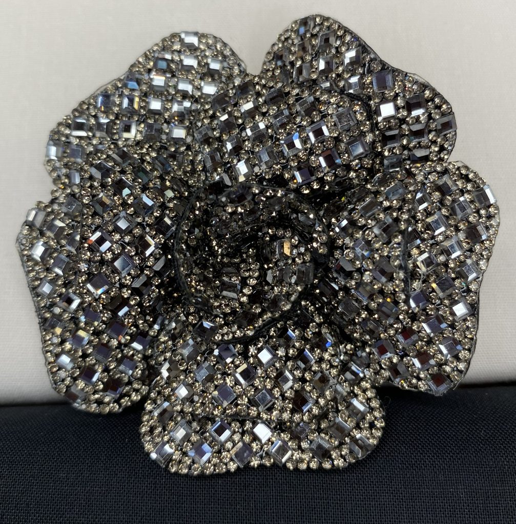 Broche fleur strass