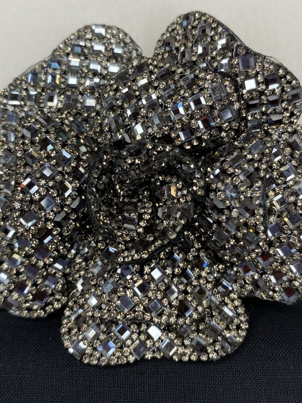 Broche fleur strass