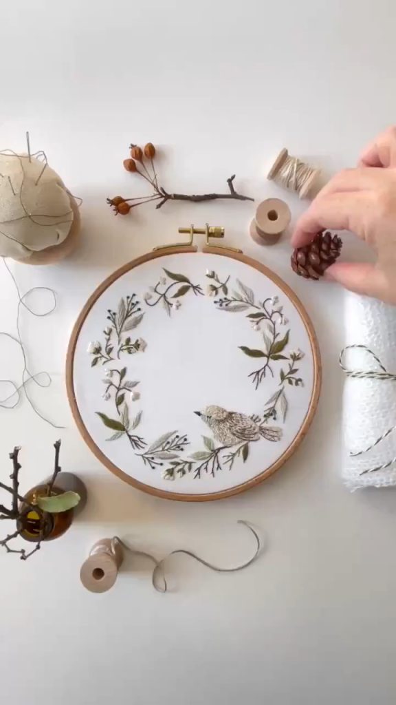 Oiseau et couronne