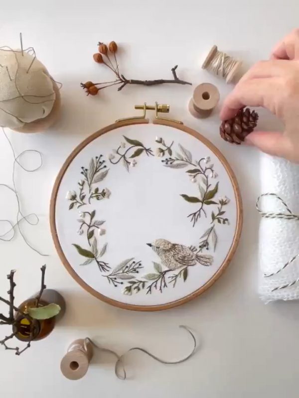 Oiseau et couronne