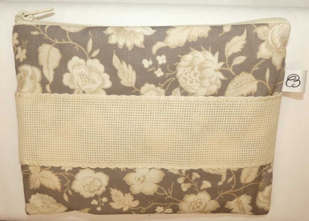 Trousse fleur beige