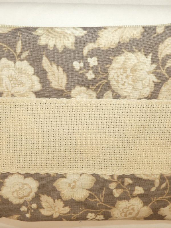 Trousse fleur beige