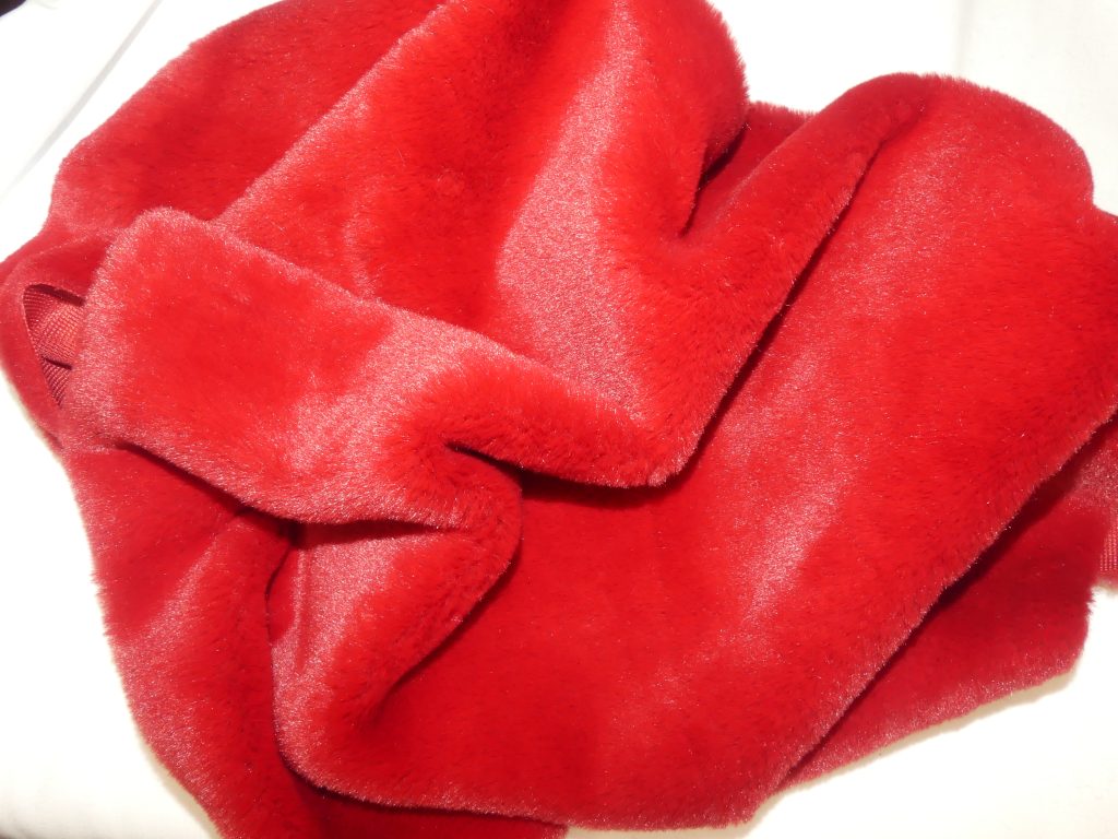 Fausse fourrure rouge