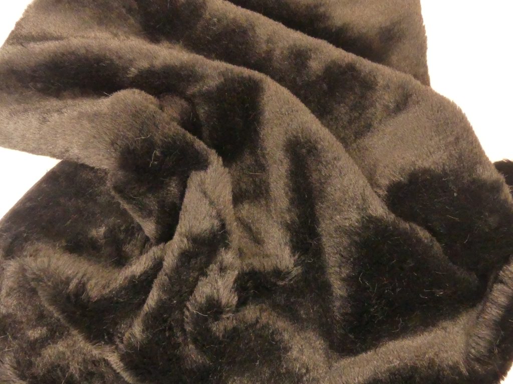 Fausse fourrure noire